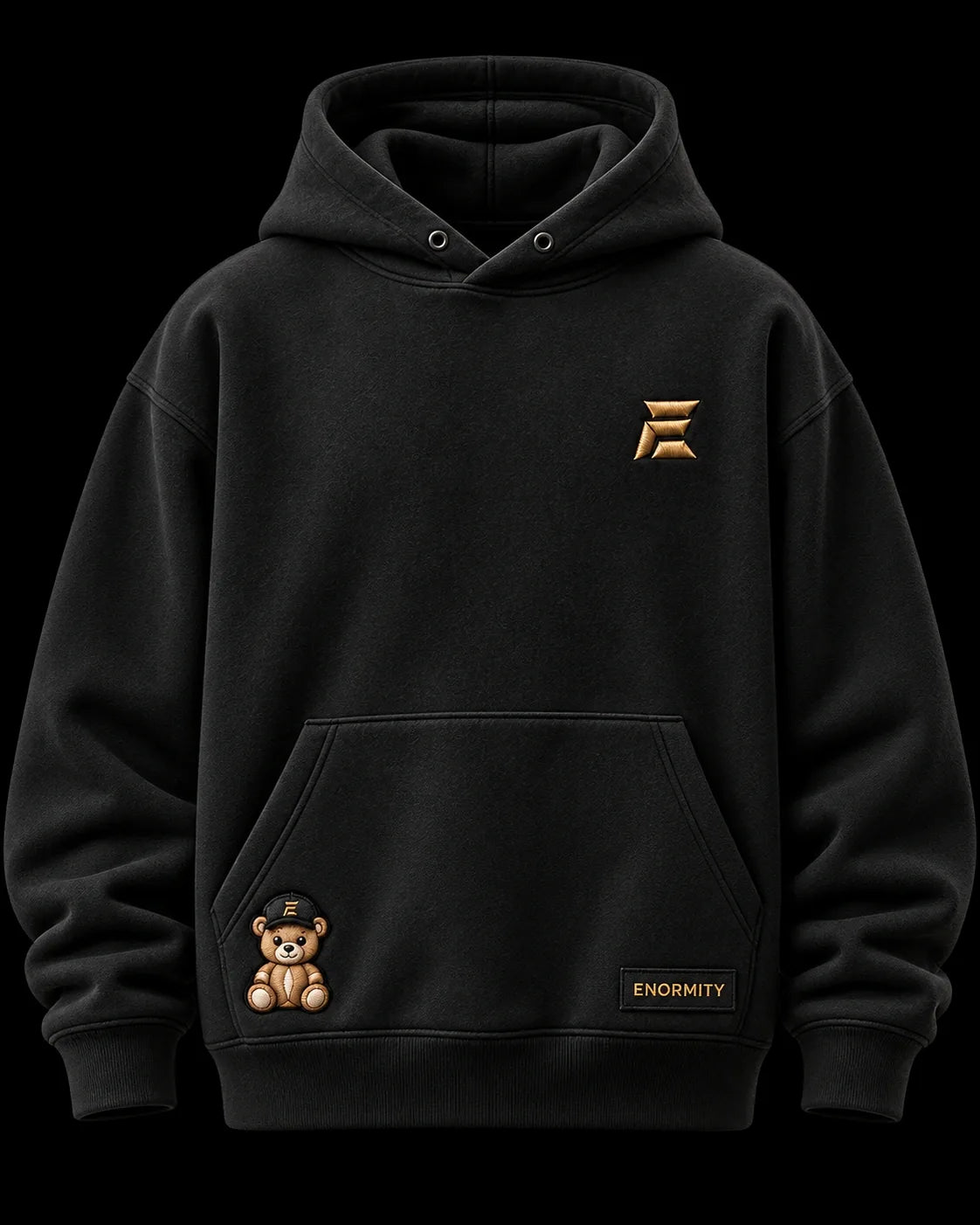 Teddy Hoodie: černá oversized mikina s vyšívaným zlatým E na hrudi a medvídkem Teddy u kapsy, dvojitá kapuce bez šňůrek, na zádech zlatý nápis Discipline, Progress, A better you (vizualizace)