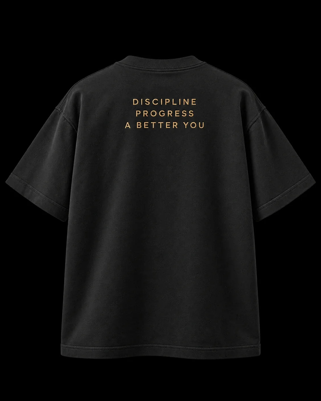 Teddy T-shirt: černé oversized tričko s vyšívaným zlatým E na hrudi, medvídkem Teddy a štítkem ENORMITY u lemu; na zádech zlatý nápis Discipline, Progress, A better you (vizualizace)